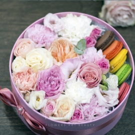 Фирменная цветочная коробка с макаронс